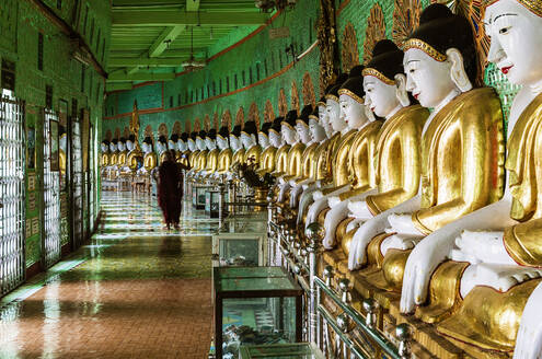 Traditionelle alte Buddhastatuen in einer Reihe an der Wand im Korridor einer alten Pagode auf dem Sagaing-Hügel in Myanmar - ADSF34053