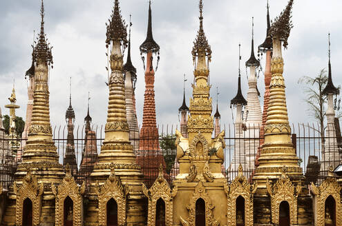 Reihen mit einer Fülle von alten Kakku-Pagoden auf der Straße von Taunggyi gegen den wolkenlosen Himmel in Myanmar an einem Sommertag - ADSF34056