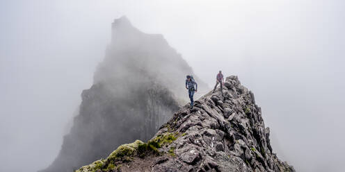 Mann und Frau wandern auf einer Bergklippe - ALRF01855