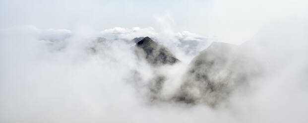 Blick auf einen Berggipfel durch Wolken hindurch - ALRF01856