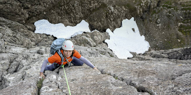 Frau mit Rucksack beim Bergsteigen - ALRF01862