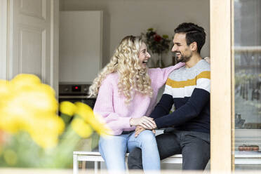 Ein glückliches Paar genießt seine Zeit zu Hause - PESF03569