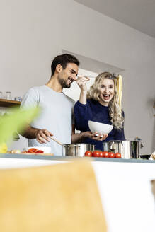 Ehepaar bereitet Essen in der Küche zu Hause vor - PESF03586