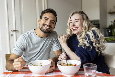 Glückliches Paar beim Essen zu Hause - PESF03596