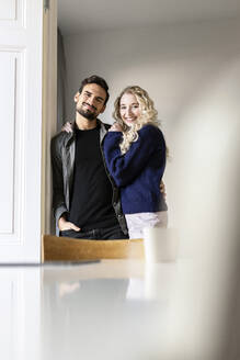 Mann und Frau stehen in einer Wohnung vor der Tür - PESF03627