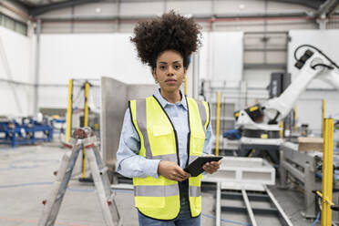 Techniker mit Tablet-PC in der Fabrik stehend - JCCMF05744