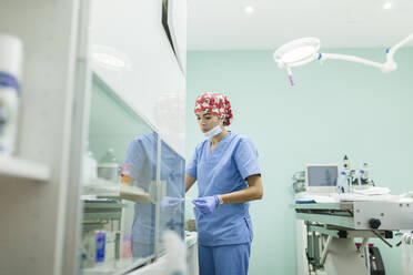 Junge medizinische Fachkraft in einer Tierklinik - MRRF01949