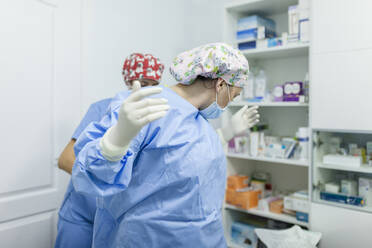 Gesundheitspersonal in Uniform bei der Arbeit in einer Tierklinik - MRRF01960