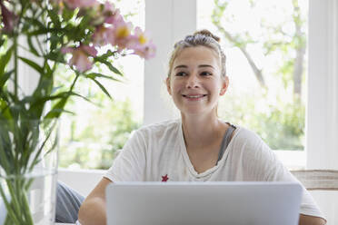 Girl (16-17) using laptop at home - TETF01568