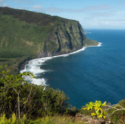 United States, Hawaii, Big Island, Wai Pio, Black sand beach with cliffs - TETF01575