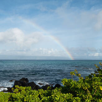 Vereinigte Staaten, Hawaii, Maui, Regenbogen am Meereshorizont - TETF01576