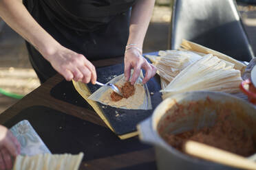 Person bei der Zubereitung von Tamales, Nahaufnahme - TETF01578