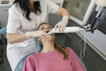 Zahnarzt mit Zahnkamera zum Scannen der Zähne eines Patienten in der Zahnklinik - JCCMF05836