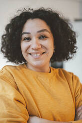 Smiling woman standing with arms crossed - JOSEF07845