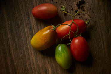 San-Marzano-Tomaten auf einer Holzunterlage liegend - DIKF00664