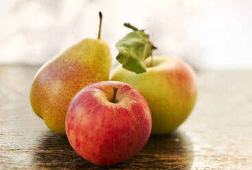 Williams-Birne, Elstar-Apfel und Braeburn-Apfel - DIKF00666