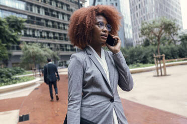 Young businesswoman talking on phone outdoors - JSRF01959