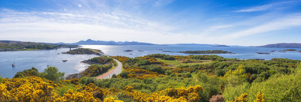 Panoramablick auf die Brücke zur Isle of Skye - SMAF02132