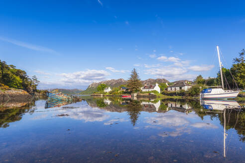 Das malerische Dorf Plockton und das Boot, das sich auf dem See spiegelt, Schottland - SMAF02133