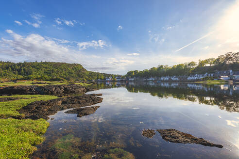 Das malerische Dorf Plockton spiegelt sich im See, Schottland - SMAF02134