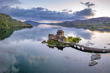 Burg Eilean Donan bei Sonnenuntergang von oben gesehen - SMAF02144