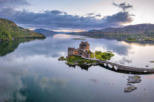 Burg Eilean Donan bei Sonnenuntergang von oben gesehen - SMAF02144