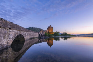 Spiegelung der Brücke und der Burg Eilean Donan auf dem Wasser - SMAF02150