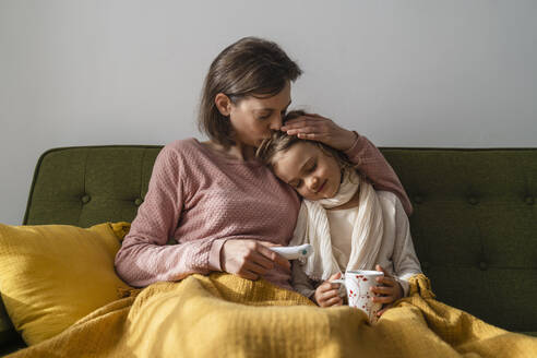 Mutter umarmt kranke Tochter zu Hause - DIGF17729