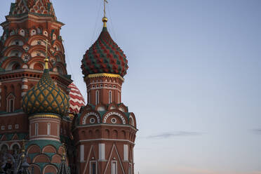 Russland, Moskau, Außenansicht der Sankt-Basilians-Kathedrale in der Abenddämmerung - SSGF00523