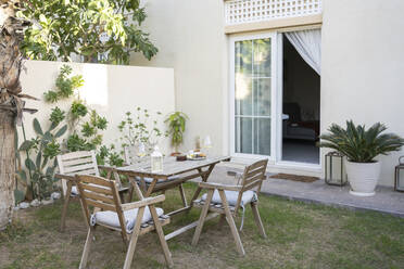 Tisch und Stühle im Hinterhofgarten des Hauses - SVKF00021