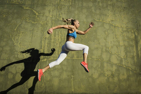 Sportler Frau springt gegen Wand - TETF01588