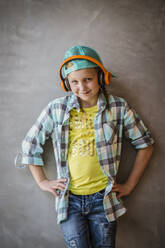 Porträt eines lächelnden Mädchens (10-11) mit Kopfhörern - TETF01591