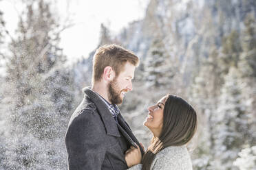 Vereinigte Staaten, Utah, American Fork, Lächelndes Paar von Angesicht zu Angesicht in Winterlandschaft - TETF01606