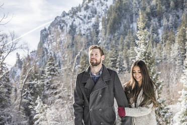 Vereinigte Staaten, Utah, American Fork, Paar wandert in Winterlandschaft - TETF01607