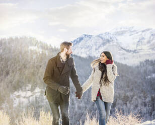 Vereinigte Staaten, Utah, American Fork, Lächelndes Paar spaziert in Winterlandschaft - TETF01608