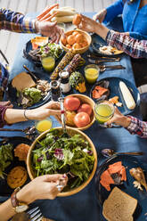 Family with children (10-11, 12-13, 16-17) eating dinner - TETF01625