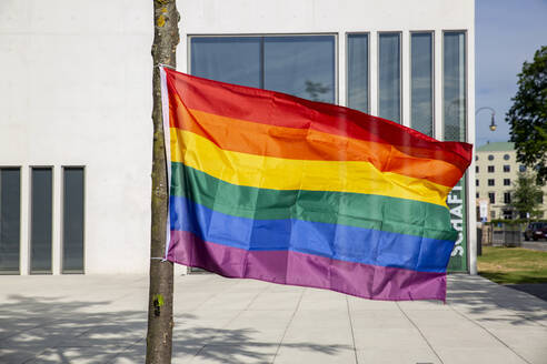 Deutschland, Bayern, München, Regenbogenfahne vor dem Nationalsozialismus-Dokumentationszentrum - MAMF02055