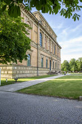 Deutschland, Bayern, München, Kopfsteinpflaster Fußweg vor der Alten Pinakothek - MAMF02057