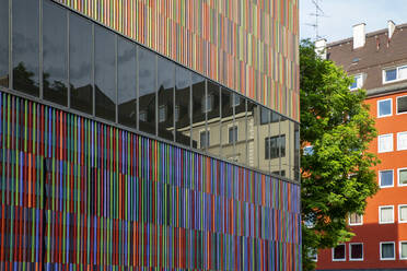 Deutschland, Bayern, München, Buntes Äußeres des Museums Brandhorst - MAMF02062