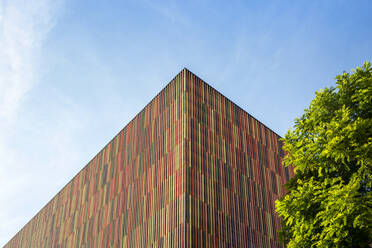 Deutschland, Bayern, München, Buntes Äußeres des Museums Brandhorst - MAMF02063