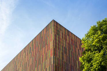 Germany, Bavaria, Munich, Colorful exterior of Brandhorst Museum - MAMF02063