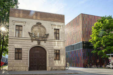 Deutschland, Bayern, München, Türkentor mit Museum Brandhorst im Hintergrund - MAMF02064