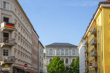 Deutschland, Bayern, München, Stadthäuser mit Akademie der Bildenden Künste im Hintergrund - MAMF02067