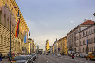 Deutschland, Bayern, München, Ludwigstraße in der frühen Abenddämmerung - MAMF02072