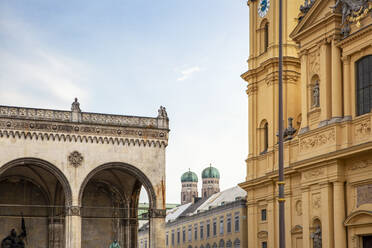 Deutschland, Bayern, München, Loggia der Feldherrnhalle und Theatinerkirche St. Cajetan - MAMF02076