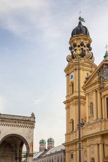 Deutschland, Bayern, München, Loggia der Feldherrnhalle und Theatinerkirche St. Cajetan - MAMF02077