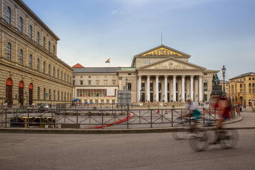 Deutschland, Bayern, München, Max-Joseph-Platz mit Nationaltheater München im Hintergrund - MAMF02079