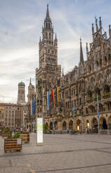 Deutschland, Bayern, München, Blick auf Marienplatz und Neues Rathaus - MAMF02080