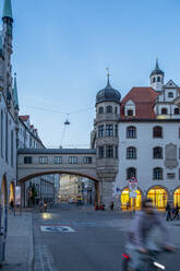 Deutschland, Bayern, München, Straße vor dem Münchner Spielzeugmuseum in der Abenddämmerung - MAMF02086