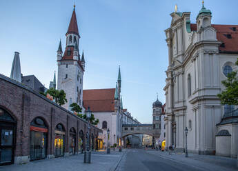 Germany, Bavaria, Munich, Viktualienmarkt at dusk with Heilig-Geist-Kirche and Old Town Hall in background - MAMF02087